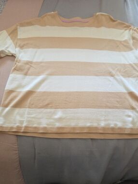 Isaac Mizrahi Women's Live Essentials Beige White Top with A Tan Logo